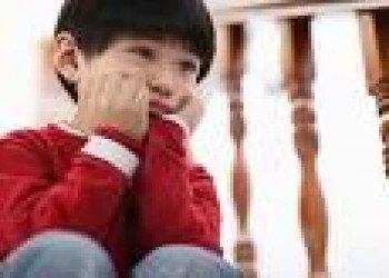 Vui mừng khi thấy con trai cải thiện tình trạng tự kỉ sau khi dùng kháng sinh